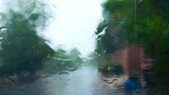 雨天透过车窗看车内