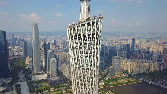 阳光明媚的广州市中心著名的广州塔观景台顶部高空近距离拍摄4k中国