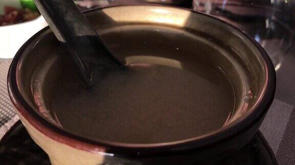 用勺子蒸日本味噌汤