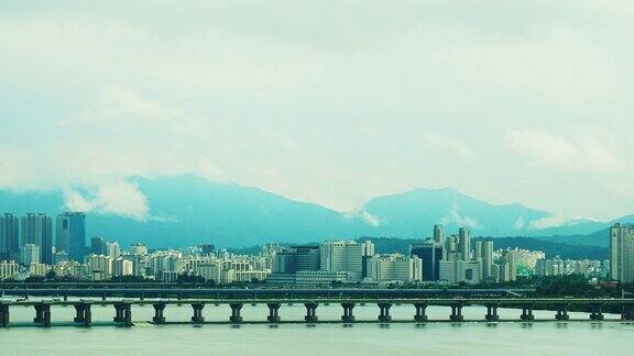 拍摄韩国首尔的城市景观汉江和桥梁上的交通