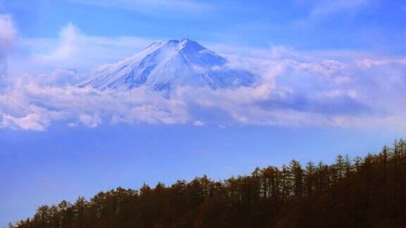 秋天的树木富士山和随风飘动的白云