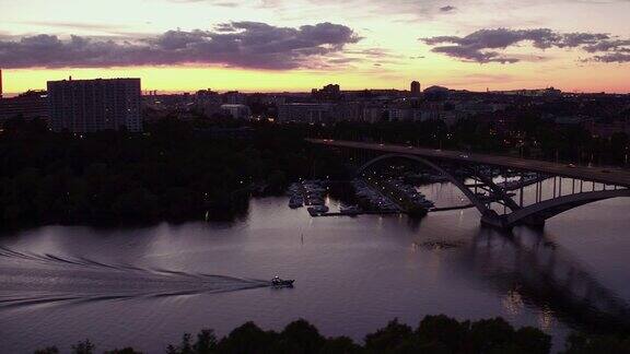 图片:日落时分的斯德哥尔摩这座桥Västerbron