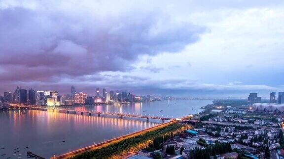白天杭州的和现代建筑在河边时光流逝