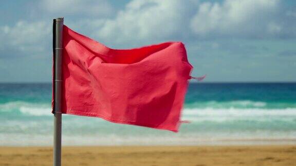 一面红旗在沙滩上迎风飘扬