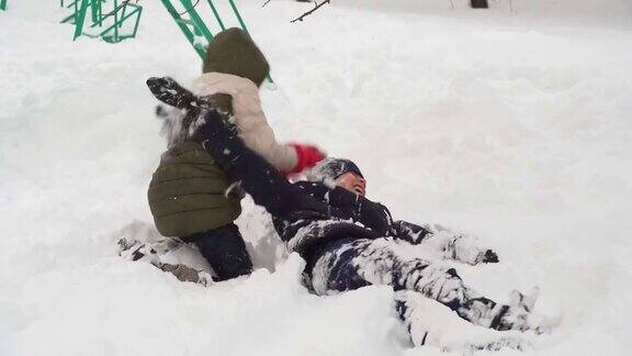 孩子女孩和十几岁的男孩在冬天的室外玩雪