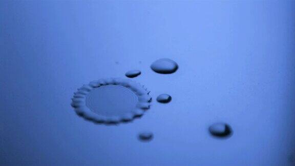 液滴以慢动作落在有液滴的表面上