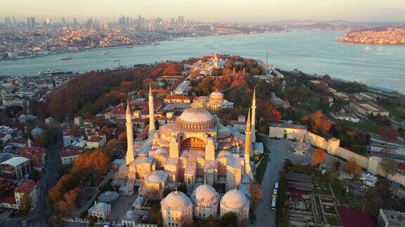 黎明时分土耳其最大的城市圣索菲亚清真寺鸟瞰图和伊斯坦布尔的白天