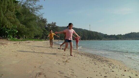 在实地考察的时间里孩子们在沙滩上奔跑玩耍尽情玩耍学习孩子与自然和谐相处