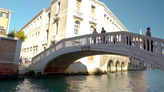 人们走在意大利威尼斯的小桥上