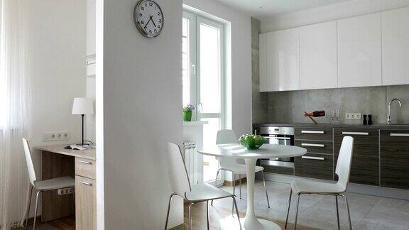 4k编译视频斯堪的纳维亚风格的现代公寓内部配备厨房和工作场所移动全景与苹果和鲜花
