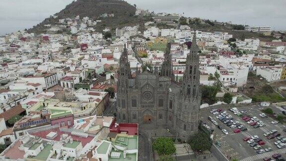 圣胡安包蒂斯塔大教堂矗立在阿卢卡斯城市景观加那利群岛空中轨道