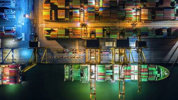 4K从俯视图或鸟瞰图可以看到带有集装箱的工业港口它是一个进出口货物港口是航运码头的一部分并向世界各地出口产品