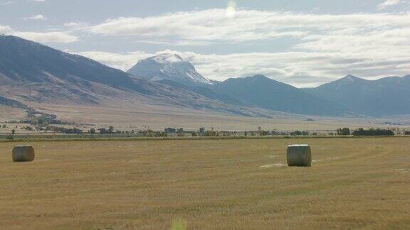 在蒙大拿的田野里飞过一捆捆的干草