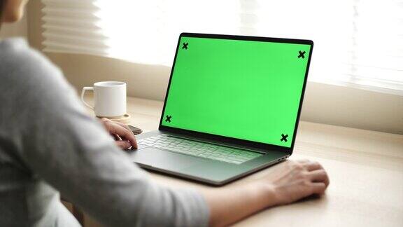 在家里使用带有绿色屏幕显示器的笔记本电脑