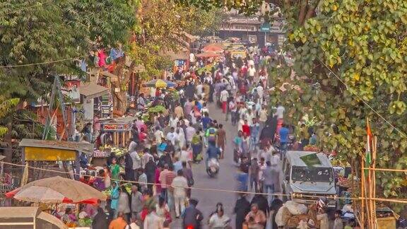 时间流逝人们走在拥挤的城市街道市场(集市)达拉维孟买印度