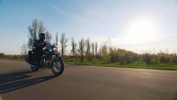 骑摩托车在乡间小路上阳光照在上面