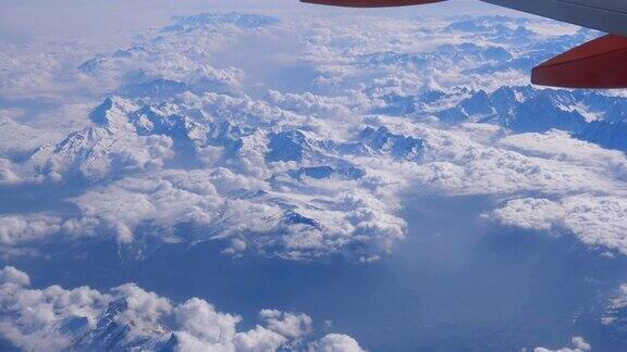 透过飞机窗口看到阿尔卑斯山山脉
