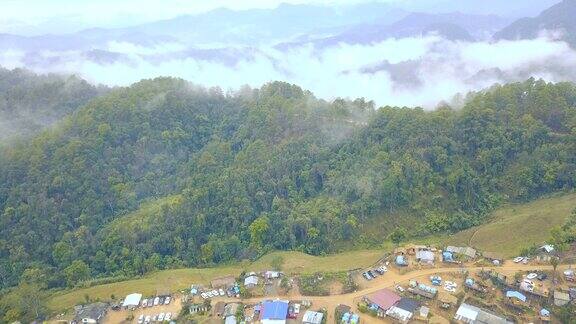 无人机鸟瞰村庄房屋和山景与雾或雾海的名字DoiluangChiangdaoChiangmai泰国