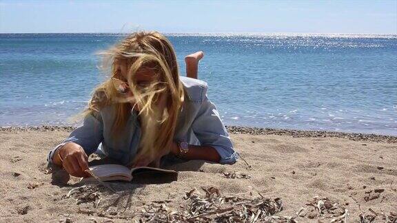 在海滩上看书