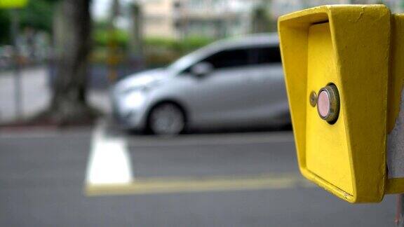行人过街按钮按这个按钮穿过马路