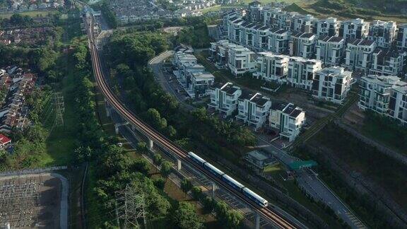 通过住宅区的轻轨交通(LRT)鸟瞰图Putra高地