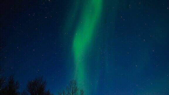 挪威北部夜空中北极光的高清延时拍摄