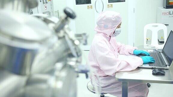 科学家正在生物实验室使用显微镜观察冠状病毒