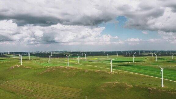 PAN在草原上的风力发电厂鸟瞰图