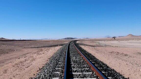 在沙漠景观铁路轨道低下来的观点