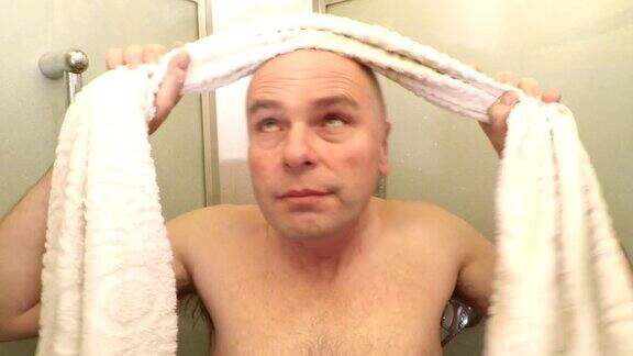 秃头男人在洗澡