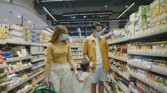 亚洲家庭在当地超市购物