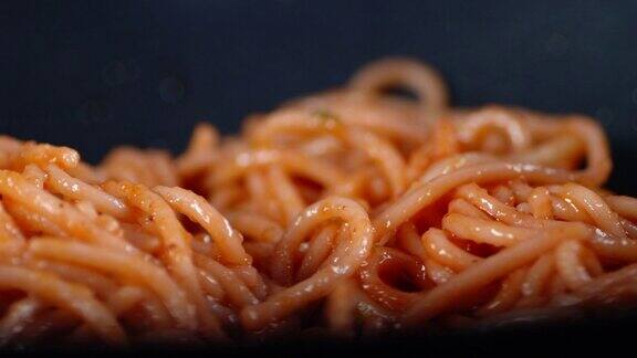 煮熟的意大利面配上番茄酱慢慢旋转