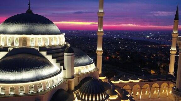 日落时分的大Camlica清真寺(BuyukCamlicaCamii)土耳其伊斯坦布尔