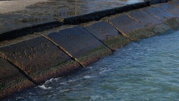 海浪拍打着石头码头