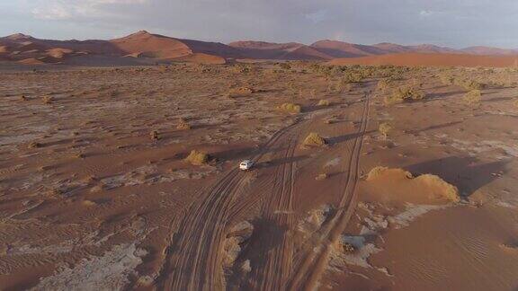 从鸟瞰图上看游客驾车穿过松软的沙子来到索苏斯瓦莱