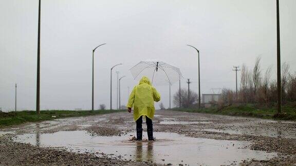 一个小男孩在雨中