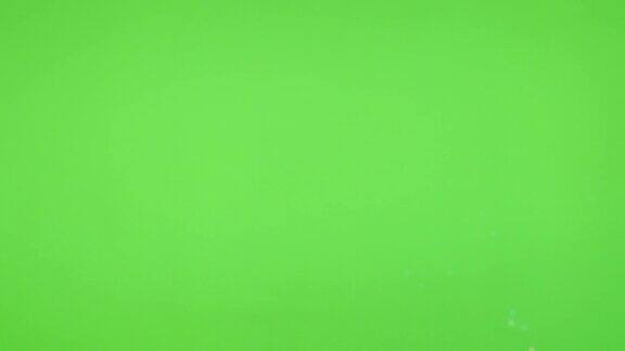 闪着肥皂泡飞在绿屏前显示4K2160p超高清镜头-绿屏色度键和肥皂泡4K3840X2160超高清视频
