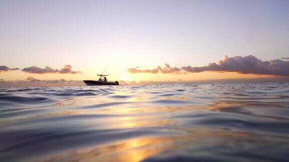 夕阳在海面上这时一只小船慢慢驶过