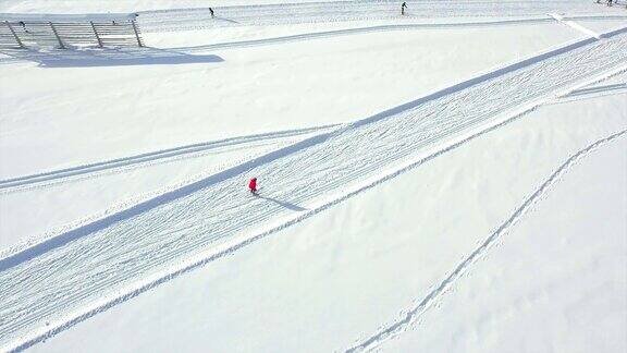 航拍:山谷越野滑雪