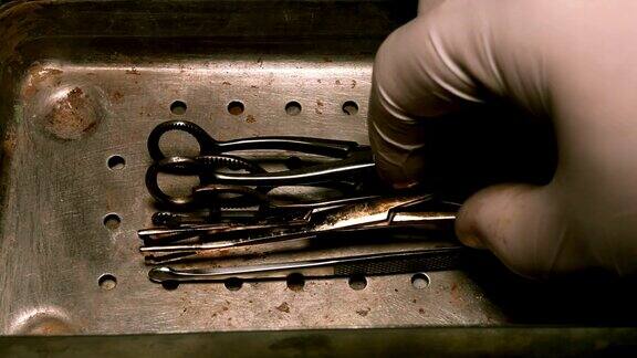 钢制托盘里的旧钳子和医用剪刀