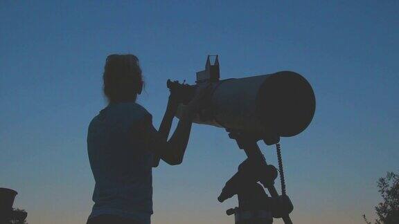女孩用望远镜看星星