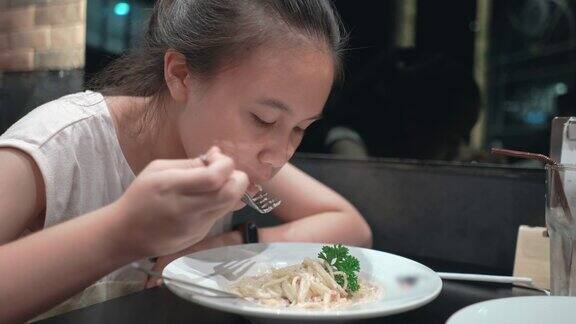小女孩在吃美味的意大利面