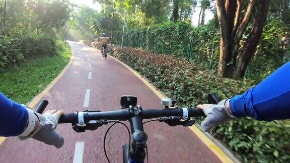 两个骑自行车的人在乡间小路上骑着自行车