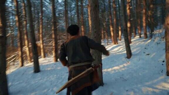 中世纪战士在雪原森林中奔跑