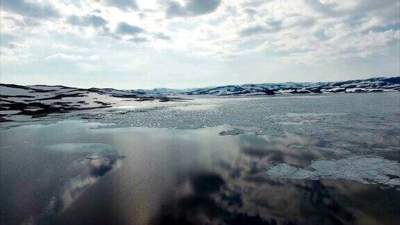鸟瞰图挪威冰冷的湖水