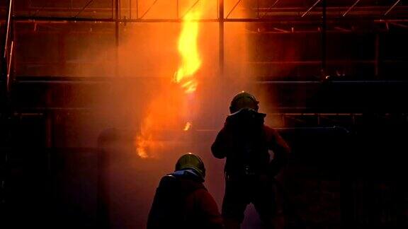 4K消防队员扑灭炼油厂一场火灾