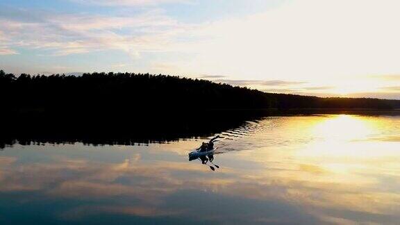 夏天放松活动皮划艇在日落