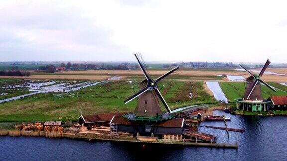 来自荷兰ZaanseSchans传统风车的航拍