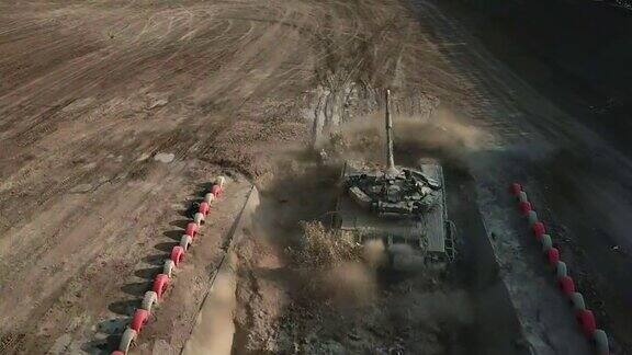 鸟瞰图-重型坦克正在越野