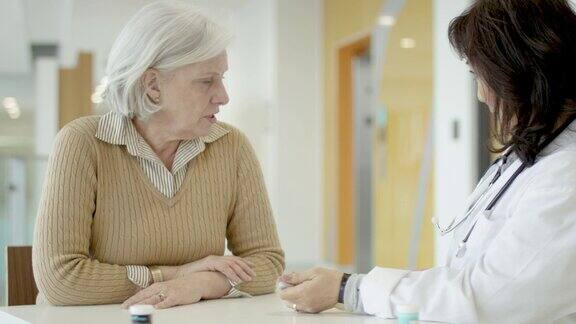 少数民族女医生咨询她的年长女病人